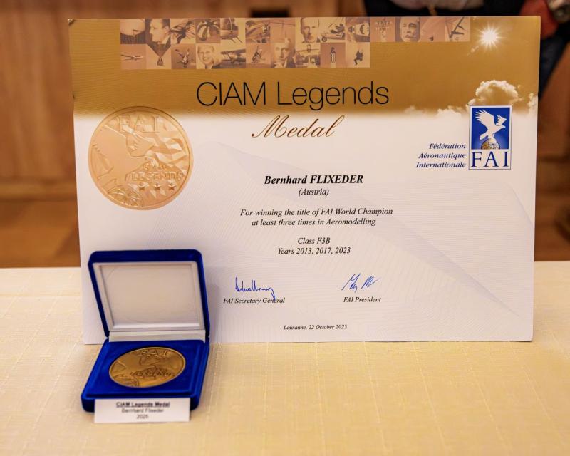 Urkunde und Medaille.jpg