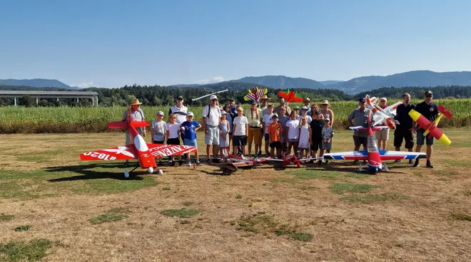 Kinder zu Gast am Modellflugplatz in Thon